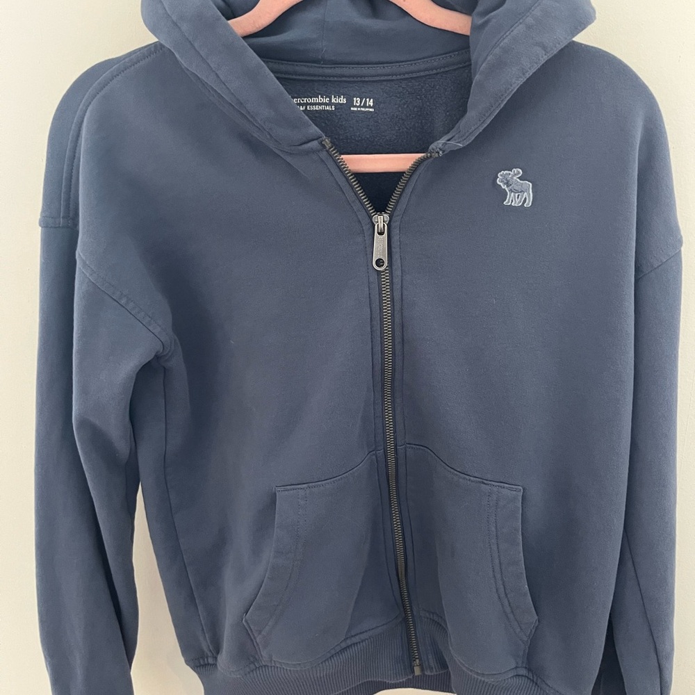 Youth Abercrombie zipped hooded sweatshirt size 13/14. Great condition